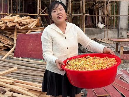 看着我姐的房子一天天起来,真的替她高兴,今天给她的建房师傅们带点爆米花,让他们也尝一尝,喝点八加一的时候吃一吃简直不要太香,孩子们都疯抢,谁能懂在家就能自己做爆米花的快感,这个丫丫太可爱了吧,就像一只饿了的小鸟等着妈妈给他喂食😂#记录真实生活 #农村生活