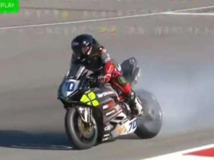 杜卡迪直道爆缸不知因,
张雪并肩作战翻身敏。
恭喜张雪获得排位赛好成绩#张雪机车 #wsbk #张雪820rr