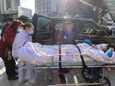 刚刚,“煎饼叔叔”回福州就医了!妻子哽咽鞠躬:万分感谢大家帮助