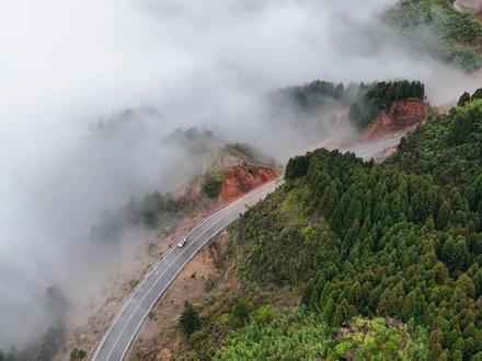 别再挤龙脊老路!这条全新云端旅游公路美到封神!从龙脊到泗水,36公里盘山天路,航拍每一帧都是壁纸!云雾、梯田、村寨、林海一键打包,不走回头路,一路皆是仙境,桂林自驾天花板,快来打卡!#龙脊云端旅游公路 #龙脊到泗水 #龙胜旅游 #旅行推荐官 #抖音摄影美学大赏