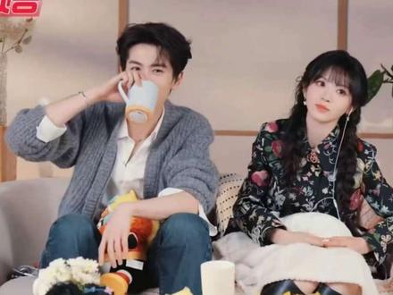 那个‘突然停住’的瞬间,翻译过来就是:“完了完了,老婆的杯子,我差点犯错了!”#张凌赫 #田曦薇 #田作之赫