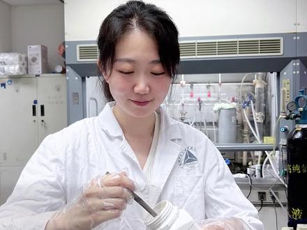 雅顿粉胶居然宣称10分钟能淡纹?我不信!
#淡纹 #A醇#雅顿粉胶家族#抗老#雅顿开张啦