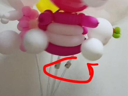 把灯线灯盒固定在杆子上边,这样缠绕结实又方便携带,看似简单的视频足足耗费了三四个小时,真的很用心了,看完点赞收藏吧#气球教程 #网红波波球