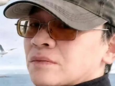 《特朗普老同学女婿的“美联储”剧本》
2026年1月30日,特朗普提名凯文·沃什为美联储主席,这出“家族政治剧”的剧本比华尔街的金融衍生品更复杂。沃什的岳父罗纳德·劳德,是特朗普的大学同学,两人在宾夕法尼亚大学沃顿商学院同窗时便结下深厚友谊。劳德不仅是雅诗兰黛帝国的掌门人,更曾力劝特朗普“吞并格陵兰”,如今其女婿执掌美联储,美国舆论哗然。
沃什的提名背后,是特朗普对美联储“独立性”的长期不满。他多次抨击鲍威尔“加息太迟”,如今换上“自己人”,试图将货币政策纳入政治轨道。沃什的金融理念更显激进:反对量化宽松,主张“缩表换降息”,容忍市场波动,甚至质疑比特币的监管框架。这些观点与特朗普的“美国优先”经济政策高度契合。
然而,参议院银行委员会已明确警告:美联储的独立性不容交易。民主党人直指这是“政治控制央行”的尝试。当华尔街的精英们还在分析沃什的“缩表理论”时,普通美国人更关心:这究竟是“家族友谊”的胜利,还是美元霸权的又一次政治化?