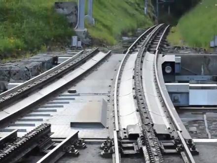 实拍火车轨道变轨全过程,终于弄清楚了火车轨道变化的细节