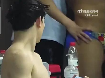 跳水比赛运动选手的肤贴是为了保护肌肉健儿的勋章#