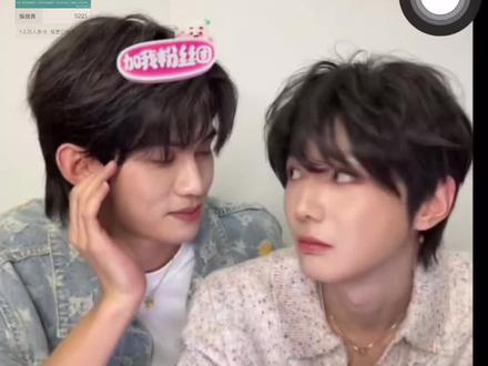 小星河的应援色【旗熠青】
出处: 2025.12.23直播
“天青色等烟雨,而我在等你~”
#云熠星河 #云旗郝熠然 #小星河应援 #旗熠青