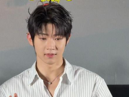 #VIP独家追踪 #年少有为 #吴俊霆 戴财神帽跳手势舞好可爱~