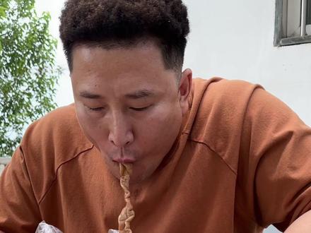 吃狗肉很残酷的,吃猪头肉就是香尼嫩尼 #起来搞点夜点心778