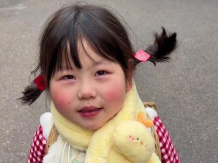 她真的好乖呀!! 今年过年自己上街给全家买新年礼物~
#瑶一瑶小肉包 #宝贝年味企划