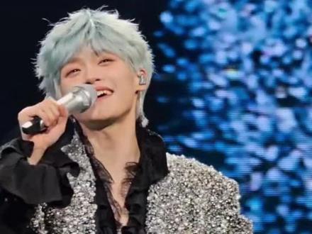 梓师傅临时抽查新歌 台下: 死嘴快唱啊
梓师傅: 喔~不会 都不会~#zy #极速小鱼 #郑朋 #梓渝南京演唱会