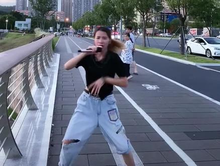 恐龙抗狼是方言窟空隆抗啷的谐音,
是一个象声词,属于云贵川一带的方言。