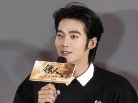 原来于适你也喜欢竖摘面具那一下 #于适 #镖人 #路演