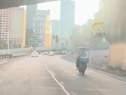 美国洛杉矶街头惊现“饿了么”蓝骑士 ,自称“饿了么美国总舵之洛杉矶分堂口”。当事人:自费邮寄骑手装备,纯属个人行为
