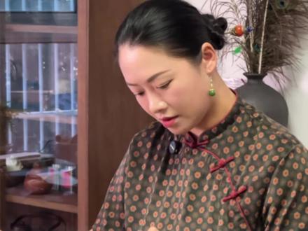 今天磨一块宋徽宗专属—苏合油烟墨,一两黄金一两墨,说的就是它。#家业 #徽墨 #苏合油烟墨 #药墨 #文房四宝