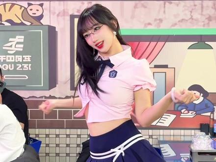 眼里没有世俗 只有对自己舞蹈的欣赏😎 #潍坊路边摊大排档 #校花女团