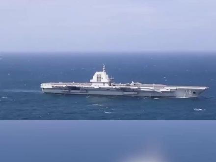 近日,由海军福建舰、延安舰、通辽舰等多艘舰艇组成的航母编队在完成海上训练任务后返回三亚某军港。这是福建舰入列之后开展的首次海上实兵训练任务。(央视新闻)