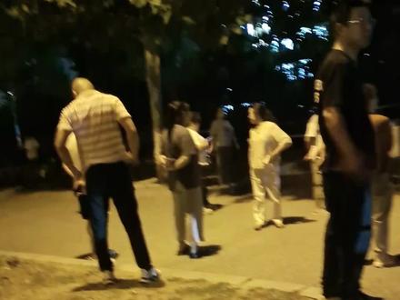 昨晚十点半的二中门口,基本都是走读家长在等待,我们是请假的,目前孩子上高中住校的孩子家长没掉眼泪的举手