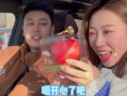 今天是平安夜!平安果40多就买到了!#今天是平安夜 #原创搞笑 #情侣日常 #憨憨老公 #憨憨女友