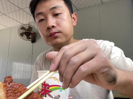 工资到账了,先去银行把工资卡激活,午饭吃炒菜把子肉配大米