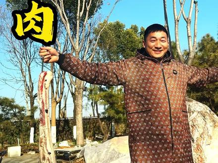 腌腊肉 ——腊肉——精选三肥七瘦,古法盐曲配比,而后便是漫长的等待。让风带走水分,让阳光注入金黄。我们做的,只是为自然与时间的合作,提供一个完美的舞台。#腊肉 #腌腊肉的做法 #我的乡村生活 #抖音美食推荐官