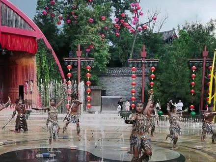 宝藏景区,强烈推荐
开封万岁山大宋武侠城两天一夜攻略
本来打算带小孩去清明上河园的,无意中在一些清明上河园视频评论里发现好多说大宋武侠城的,都说性价比很高。体验了两天说一下感受。
一:票价良心,单人60元而且两天不限次数进园(很少景区能做到,真心良心),我团的是88元两年无限次年卡。
二:景区物价良心,不管是吃的还是喝的,基本上和在外面买的价格差不多,这个来之前都不敢相信。
三:节目良心,演员用心。每天有100多场大小演出,绝对值回票价。
说几个必刷的演出,有的都刷了好几遍
1,三打祝家庄(攻城战,马战)
2,夏日清凉泼水狂欢(带小孩的一定要来,建议备一套衣服)
3,空中飞人(泰酷辣)
4,清凉音乐节(又唱又跳很多节目)
5,神州传奇(最后有烟火表演不要错过)
6,打铁花(重要事情说三遍,提前去,提前去,提前去)
我们是星期五下午6点到的景区,正好先刷了夜场,第二天又玩了一整天。景区大部分表演都和水浒传有关,建议来之前让孩子听听水浒传,再看表演会有很强的代入感。
#万岁山大宋武侠城 #亲子游玩好去处 #河南旅游景点推荐