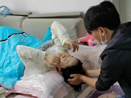 给憨媳妇洗头是个大工程啊,我妈说得用艾草水,这个时候我的专业就显得很重要了✌@君宝 #坐月子