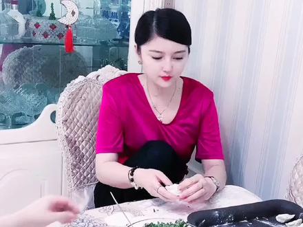 伊犁丫头不仅茶饭好,笑声儿也法麻😂#新疆回族 #抖音小助手