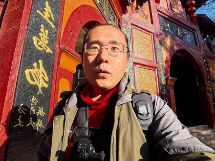 成都上清宫,始建于晋代的国保文物道观,明代屠蜀张献忠的大本营 #成都 #青城山 #上清宫 #道观 #万物皆可种草搜
青城山上清宫位于四川都江堰市青城山核心景区,海拔1180米,是青城山现存海拔最高的古建筑群,2013年被列为全国重点文物保护单位。其历史可追溯至晋代,现存建筑为清代同治年间(1862-1874年)重建,2008年汶川地震后经澳门基金会援建修复。建筑群沿中轴线对称分布,占地6645平方米,建筑面积4202平方米,采用川西传统风格,单檐歇山顶与木穿斗梁架结构,体现清代建筑工艺的精湛。
核心景观包括传为前蜀王衍所凿的鸳鸯井,一方一圆的独特设计与张大千手书石刻相映成趣;形如半月的麻姑池,池水终年不涸不溢,旁有张大千题字石刻。宫后观日亭可俯瞰青城山日出、云海及“神灯”奇观,晴日可远眺成都平原。历史上,张大千曾寓居四年,留下“大千梅林”与《麻姑像》等千余幅作品;冯玉祥1945年捐资修建“闻胜亭”,纪念抗战胜利,并题联“上德无为行不言之教,大成若缺天得一以清”。宫前跑马坪、旗杆石等遗迹,相传与明末张献忠起义军活动相关。
作为青城山旅游的核心景点,上清宫以其深厚的历史底蕴、独特的建筑艺术和自然奇观,成为“青城天下幽”意境的缩影。其建筑格局、石刻艺术与名人遗迹,共同构成了研究川西古建筑与近代文化的重要实证。