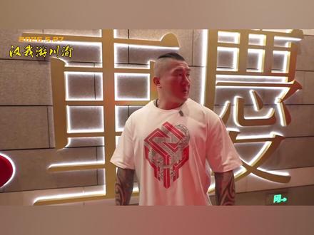 久居重庆的台妹陪馆长逛重庆人游客常去的地方 了解雄起的意思 #重庆美食 #重庆旅游 #重庆火锅 #市井生活人间烟火气 #重庆火锅