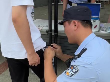 为让考生准时进入考场,咱河南民警连牙都用上了⑭ #高考首日 #守护考生