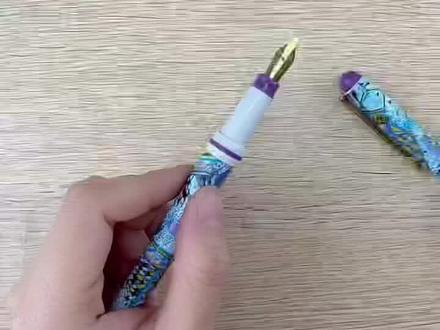 分享一个更换笔尖的视频#好物推荐🔥 #钢笔 #文具 钢笔笔尖坏了不要丢,换个笔尖又是新笔啦~26明尖钢笔换笔尖方便,操作简单,需要准备:备用笔尖,钳子,特别注意需要纸巾毛巾等物品包裹住笔尖和笔舌,防止造成夹痕