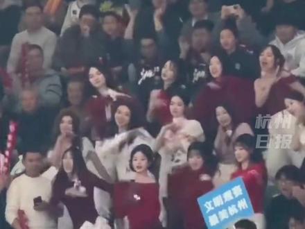 一次看到两场比赛!CBA浙江德比,两队啦啦队也在隔空battle。#主播说新闻 #cba #热点