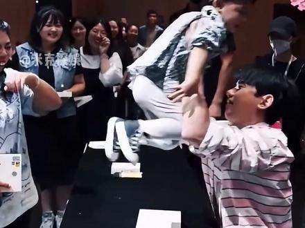 明明三个女儿在包厢,为何谢娜喊话不要拍我的孩子?早年那桩血泪教训,字字是母亲的哀求 #谢娜张杰女儿 #谢娜成都演唱会 #赵丽颖 #影娱热点团 #内容启发搜索