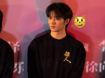 你好 小裴将军👋
特别幸运能看到成都看《镖人》路演的第一场,映后看到大漠中的大家赫然出现在眼前时,只觉得你们都太棒了。
看完电影就是一个字爽,看完路演更是爽上加爽!
无论是吴京老师饰演的刀马、谢霆锋老师饰演的谛听、此沙老师饰演的和伊玄,还是其他任何一个角色,都让我感受到了这部电影的魅力。
耀文又进步啦!台词掷地有声,眼神坚韧有力,让我时常忘记他是刘耀文,而觉得他就是那个意气风发、仁义正直的小裴将军,他在镖人里的成长与收获我们有目共睹🥹
影片中最让我触动的其实是阿育娅这个角色,看完之后更加认同陈丽君老师在采访中说的“阿育娅很漂亮,不仅是长得漂亮,更是生命底色和灵魂核心的漂亮。”她勇敢、果断,选择得漂亮,杀得漂亮。这句话也同样适用于电影中其他的女性角色,燕子娘、阿妮、隗知…你们的出现都是有意义且有必要的,你们都活得漂亮!
希望大家多多去影院支持《镖人》!🥳
#镖人 #镖人路演 #刘耀文