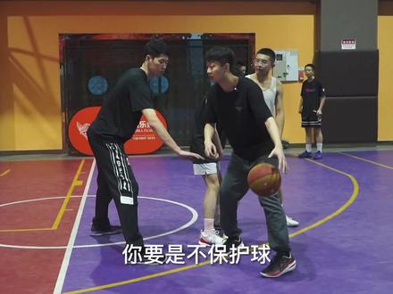 如何应对强延误,刘导分享招数,快艾特兄弟一起学#伍肆体育 #篮球 #篮球教学 #抖音篮球季 #DF攻防