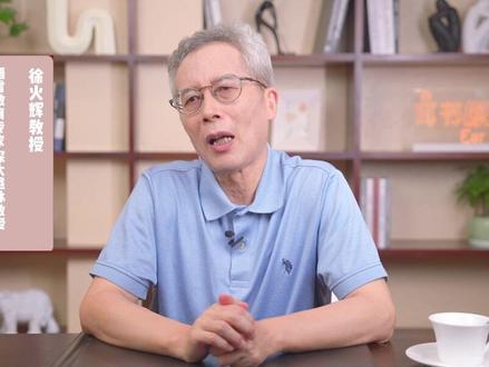 《新概念英语》是根本就不值得背的
不知道为什么
中国外语教学界的这些大佬
拼命的提倡去背《新概念英语》的第二册、第三册啊
怎么可能想象到一个
经过改编这种不是用经典的范文
你的写作能力有这个大幅度提升
你只能是说
你的写作能力相对的比较符合规范
仅此而已了是吧
所以如果要背诵OK
你如果觉得自己背诵能力很好没问题
你去背经典
这个特别有帮助
会不会就是哪怕背BBC的这个新闻啊
没有必要会比《新概念》会好一些?
新闻呢那也不一定
《新概念》呢它最主要的特点就是什么呢
实际上它就把那些最常用的句型
动词短语啊或介词这些东西呢
它把它就是相对的比较有系统的
循序渐进的融入到它这些小短文里面
就第二册和第三册
但是呢这些小短文呢
语言的这种欣赏的价值上呢
接近于零对不对啊
啊那当然
《新概念》第四册
它是引用的一些相对比较经典的啊
第四册里面你自己找一些你自己相对比较喜欢的
你愿意去背也可以啊
他有一定代表性
但是呢我是遇到过这样的学生的
《新概念》英语第四册都背了上百遍的
他的英语还是不过关
好然后他用原典法
大概就100天左右英语就突飞猛进了
我也许在下一次书里面
我会把这些案例写进来
他就算是第四册
引用的是经典的范文的话
他的整个的量不够嘛
量很少他也仅仅是一小段一小段嘛
那你比如说你听《人类简史》
一部书听下来
比如说你听《万物简史》一部书听下来
比如说你听《魔戒》整个一系列听下来
那这个就是他的上百倍吗
对不对这个
是完全不一样的#新概念英语 #英语 #复述