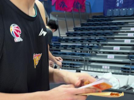 天津小孩哥王洪泽第一次回家乡打比赛,排面拉满,连杜知道都得找他要门票#广东宏远 #dou来cba