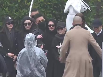 众星在大S雕像前合影,大S雕像原型被扒出:一切回到流言蜚语前