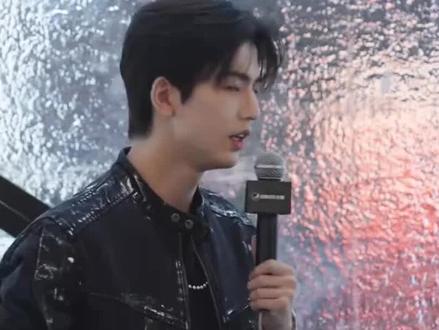 张凌赫40秒跨年走秀