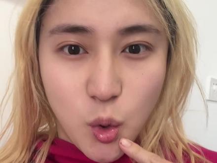 什么叫自愿?什么叫自甘堕落?如果一个家庭富裕幸福享受托举的人每天花天酒地挥金如土这叫自甘堕落,而大众口中那些“自己选的”却只是穷苦人家为了生活做出的妥协。这不是妥妥地将压迫美化成交易吗?不是每个人都有条件选择体面,每一个决定背后都是他本人在买单。一斤铁和一斤棉花一样重,请不要片面的、肤浅的讲述别人的苦难……
#女性智慧 #girlstalk #情感共鸣#爱自己#自我提升