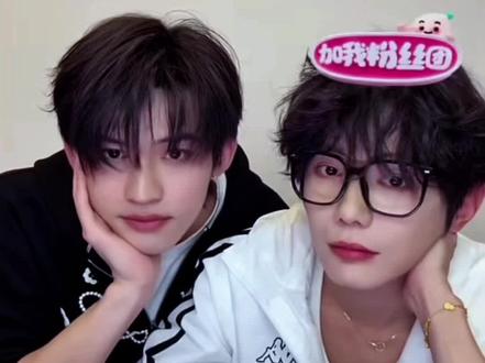 #云熠 12.15这场直播简直全程高能!!!
“☁️盯盯正式上线”
“与妻书”的诞生
“互相怎么称呼”
还有还有
“樊霄~”
全程我和高嘉辉的嘴角就没下来过!!!
#超甜 #郝熠然 #云旗yunqi