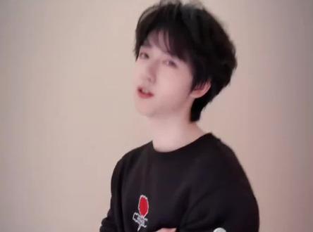 #贺峻霖的舞蹈无须多言 贺峻霖:以舞为笔,绘就舞台华章
#贺峻霖 的舞蹈,无须多言,那便是干净、准、有戏的完美融合。