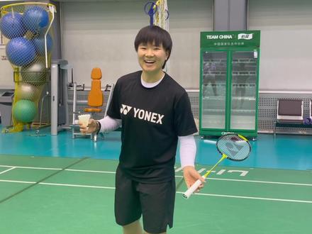 关于羽毛球的发球,你们平时都是怎么玩的呢?看我总结得到位不……别忘了正确发球动作哦!#羽毛球 #何冰娇