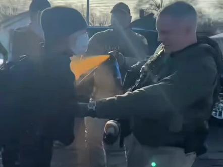 北美懦夫:他们为什么不敢起义!#北美懦夫 #美国