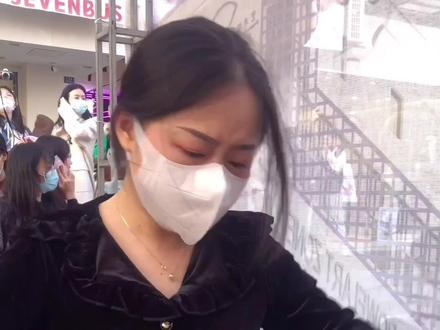 实拍厦门最大的网红,不是花姐不是蓝光乐队,她有1660万粉丝,你猜她一年能赚多少钱?#噗噗叽叽又在厦门摆摊了#噗噗叽叽