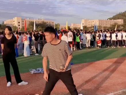 #上热门 #记录校园生活 身为一个教师看学生训练又忍不住做起示范,示范完才发现腰不答应了!😂😂😂