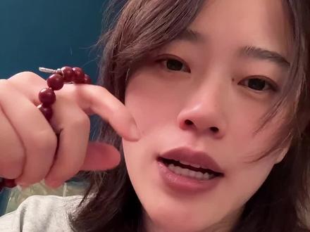 身边有很多做唐卡方面工作的朋友,和我的藏族朋友聊了聊,不知道对不对,如果有不同的说法也来普及一下吧!
#唐卡艺术 #藏族文化 #藏传文玩