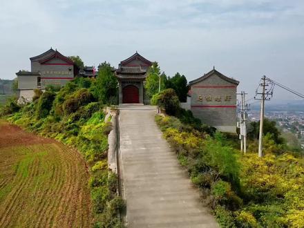 道安寺的一生可以说是几经波折,经历种种磨难,最终在故址上重建,惊艳千年,却让人悲叹不已!#神禾塬 #道安寺 #千年古刹 #寺庙 #航拍