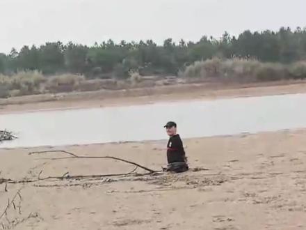 男子河边捡田螺被困河泥。水边的危险不能忽视,请注意人身安全!(来源:@江西消防)